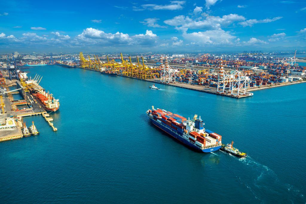 Toàn cảnh cảng container và tàu hàng